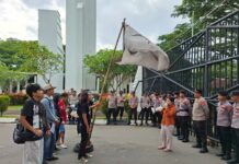 Satu Tahun Kepemimpinan, Massa Aksi Desak Pemprov Penuhi Hak Dasar