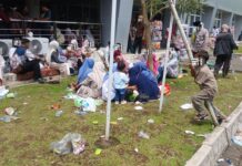 Sampah Tersisa di Balik Panggung Wisuda