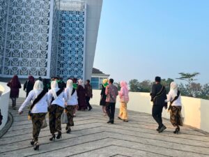 Para wisudawan dan pendampingnya, terlihat berbusana rapi berjalan beriringan menyusuri jalan menuju area utama tempat berlangsungnya prosesi wisuda. Sabtu, 08/08/2026.