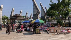 Suasana gerbang Kampus UIN Sultan Maulana Hasanuddin Banten yang dipenuhi deretan pedagang kaki lima dan penjual buket bunga saat momen wisuda berlangsung. Sabtu, 08/08/2026.